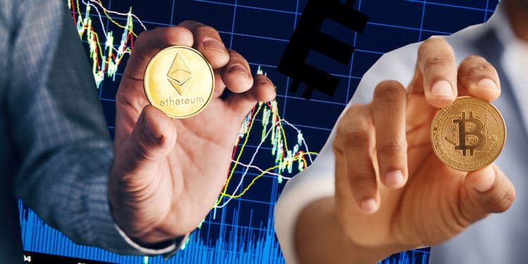 Dos hombres sosteniendo una bitcoin y un ether sobre gráfico bursatil con logo de Econometrics.