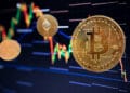 Monedas de bitcoin, ether y XRP sobre un gráfico de precios.