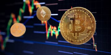 Monedas de bitcoin, ether y XRP sobre un gráfico de precios.