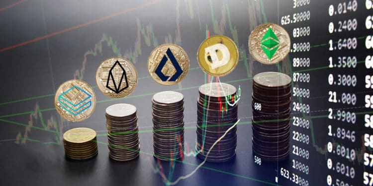 Pilas de monedas con logos de ethereum classic, dogecoin, lisk, eos, stratis con fondo de gráfico.