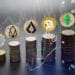 Pilas de monedas con logos de ethereum classic, dogecoin, lisk, eos, stratis con fondo de gráfico.