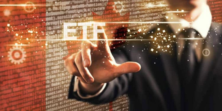 Hombre haciendo "click" a ETF y de fondo la bandera de Canadá.