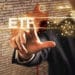 Hombre haciendo "click" a ETF y de fondo la bandera de Canadá.