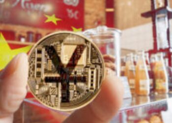 Hombre sostiene moneda de yuan digital frente a cafetería con bandera de China superpuesta.