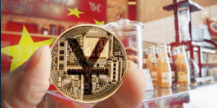 Hombre sostiene moneda de yuan digital frente a cafetería con bandera de China superpuesta.