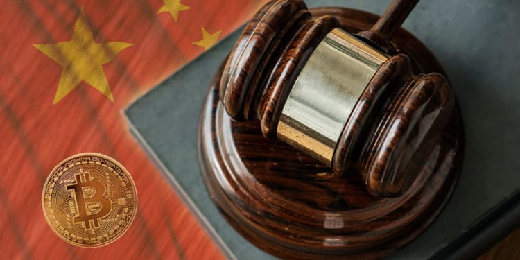 Maso de juez sobre mesa con bandera de China y bitcoin.