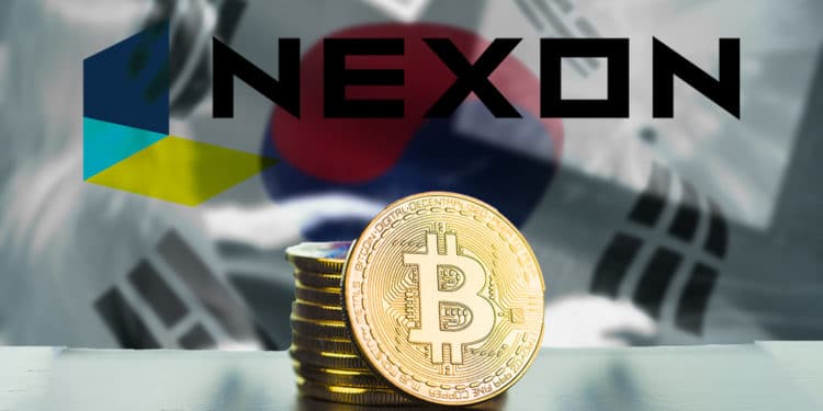Moneda de Bitcoin apoyada en monedas apiladas con logo de Nexon sobre bandeera de Corea del Sur con persona jugando en el fondo. Composición por CriptoNoticias. Nexon / wikipedia.org; jirkaejc / elements.envato.com; wirestock / freepik.com; Pressmaster / elements.envato.com.