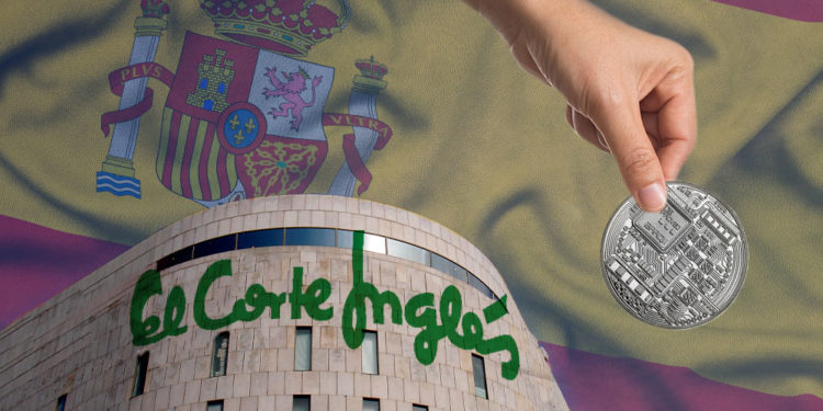 Edificio d El Corte Inglés, bandera de España en el cielo y mano sosteniendo token.