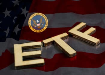 Siglas ETF sobre bandera de USA y logo de SEC.