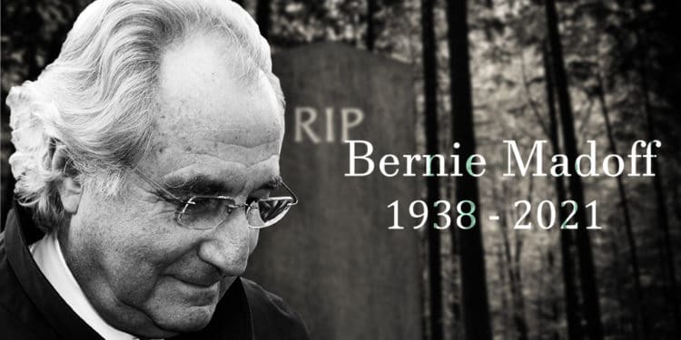 Bernie Madoff en frente de lápida en cementerio. Composición por CriptoNoticias. Stuart Ramson / npr.org; mrdoomits / elements.envato.com.
