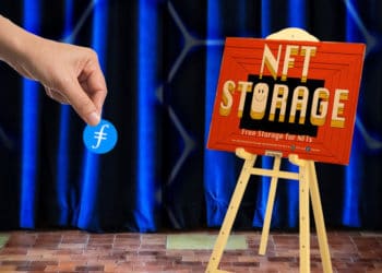 Atril con cartel de NFT Storage sobre escenario y mano de mujer con filecoin.