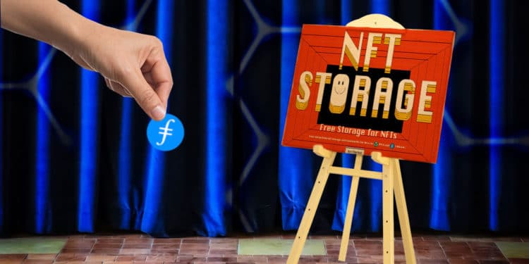 Atril con cartel de NFT Storage sobre escenario y mano de mujer con filecoin.