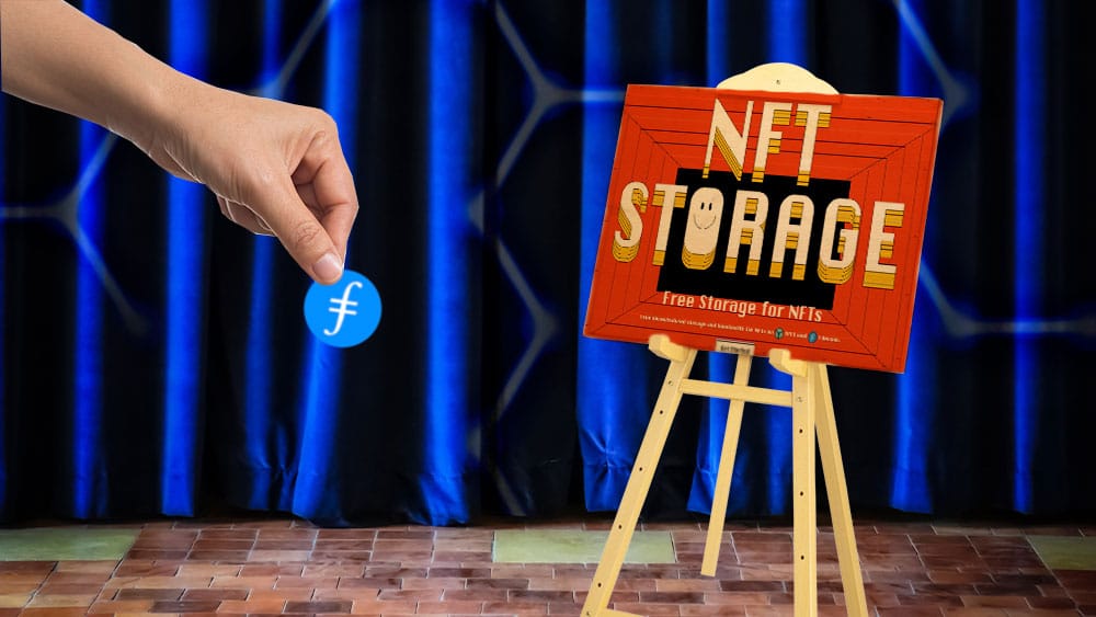 Atril con cartel de NFT Storage sobre escenario y mano de mujer con filecoin.