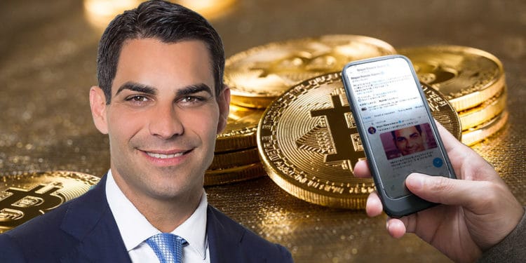 Alcalde Francis Suarez y mano que muestra tuir del mismo sobre fondo de bitcoins.