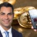 Alcalde Francis Suarez y mano que muestra tuir del mismo sobre fondo de bitcoins.