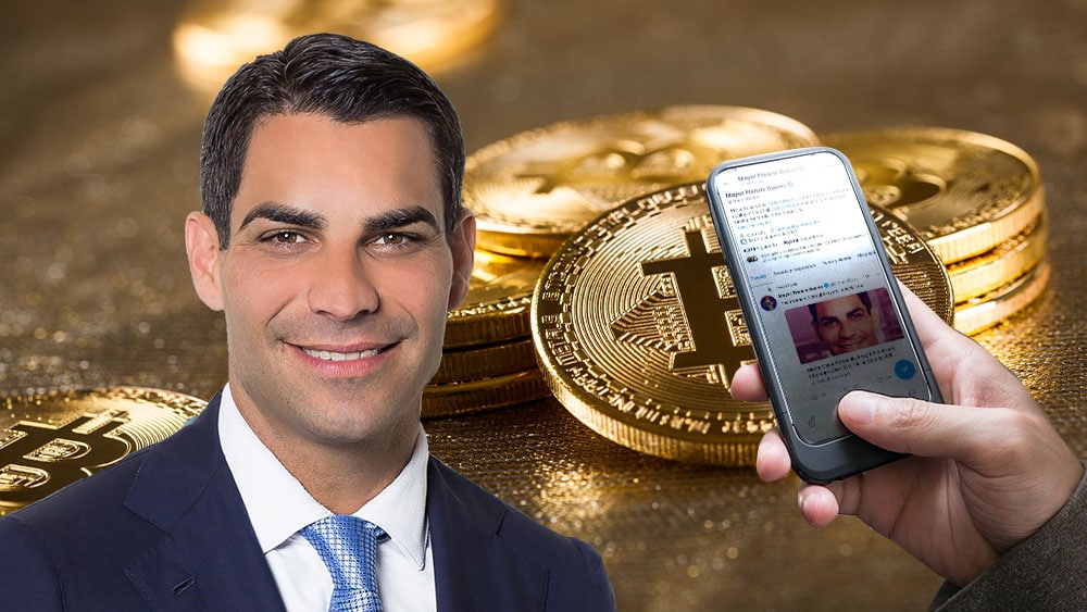 Alcalde Francis Suarez y mano que muestra tuir del mismo sobre fondo de bitcoins.