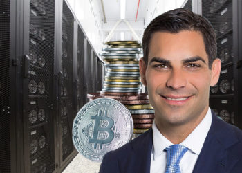 Francis Suarez en granja minera con pila de bitcoins.