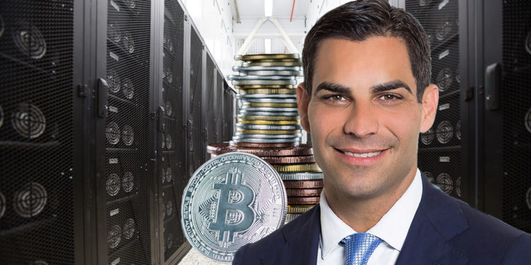 Francis Suarez en granja minera con pila de bitcoins.