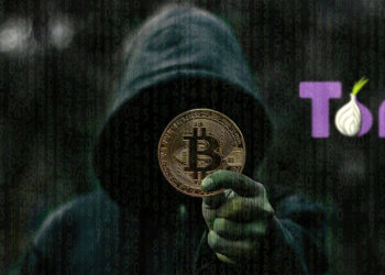 Hacker con bitcoin en mano y logo de Tor al lado.