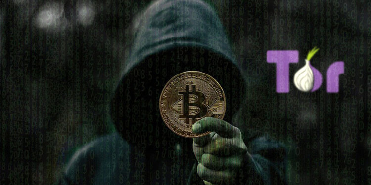 Hacker con bitcoin en mano y logo de Tor al lado.