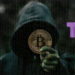 Hacker con bitcoin en mano y logo de Tor al lado.