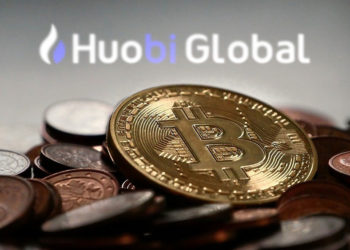 Bitcoins y logo de Huobi Global.