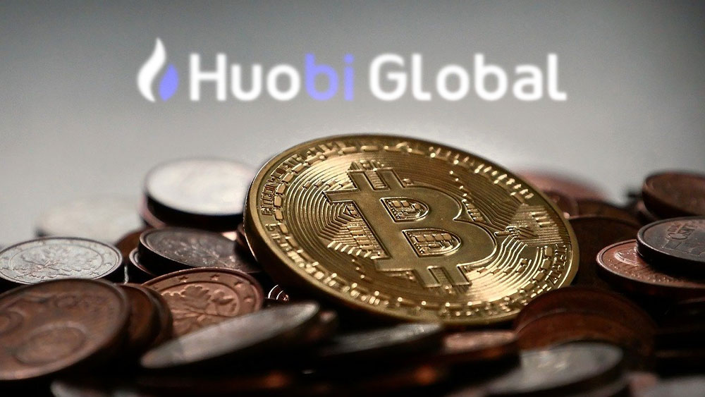 Bitcoins y logo de Huobi Global.