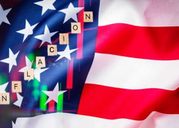 Bandera usa con letras de inflación y gráfico.
