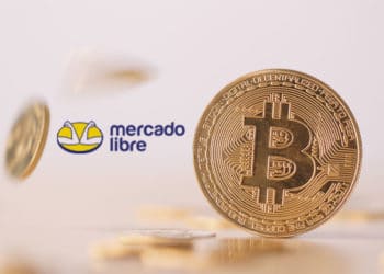 Bitcoins y logo de Mercado Libre.