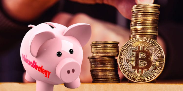 Pila de bitcoins y alcancía con logo de Microstrategy