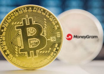 Bitcoin con logo de MoneyGram.