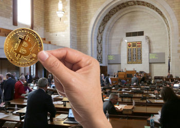 “Si la enmienda se convierte en Ley, bancos, comercios y aseguradoras de Nebraska pronto podrán aceptar Bitcoin.”. Fuentes:  nebraskalegislature  ;  pngegg.com  ;  Johnstocker  /  elements.envato.com .