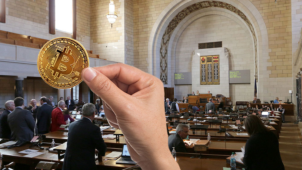 “Si la enmienda se convierte en Ley, bancos, comercios y aseguradoras de Nebraska pronto podrán aceptar Bitcoin.”. Fuentes:  nebraskalegislature  ;  pngegg.com  ;  Johnstocker  /  elements.envato.com .