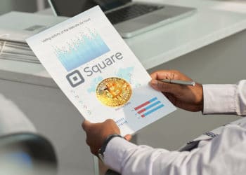 Resultados financieros con logo de Square y bitcoin.