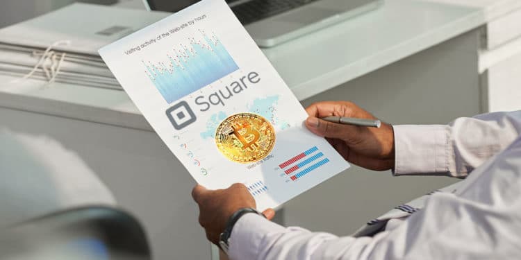 Resultados financieros con logo de Square y bitcoin.