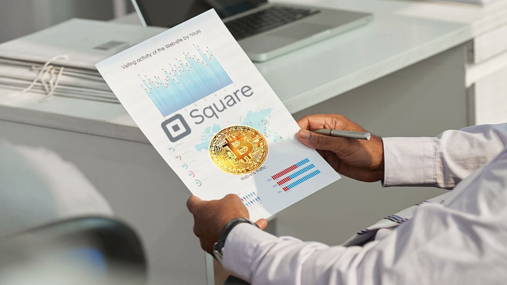 Resultados financieros con logo de Square y bitcoin.