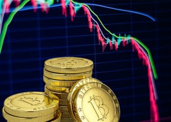 El precio de bitcoin en las últimas 24 horas tuvo un nuevo retroceso que rompió el soporte de USD 40.000. Composición por CriptoNoticias Fuentes:  avanti_photo   /  elements.envato.com  ;  pngegg  /  pngegg.com .