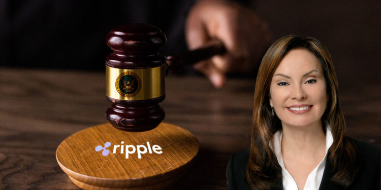 Mesa con maso de juz del SEC sobre logo de Ripple y Rosa Gumataotao Ríos