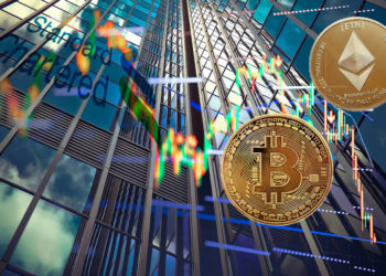 Rascacielos con logo de Standard Chartered con bitcoin y ether al lado.