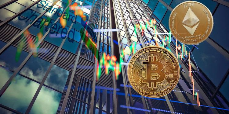 Rascacielos con logo de Standard Chartered con bitcoin y ether al lado.