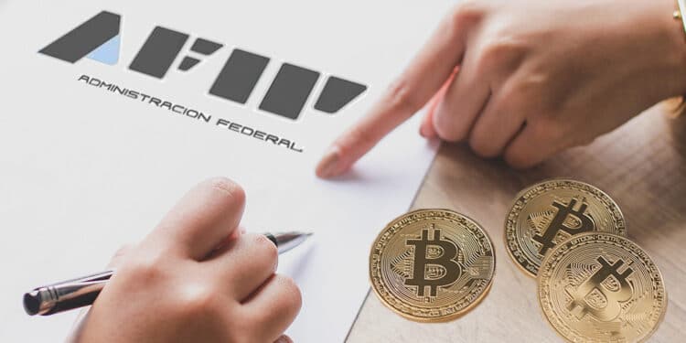 Planilla de AFIP y bitcoins sobre la mesa.