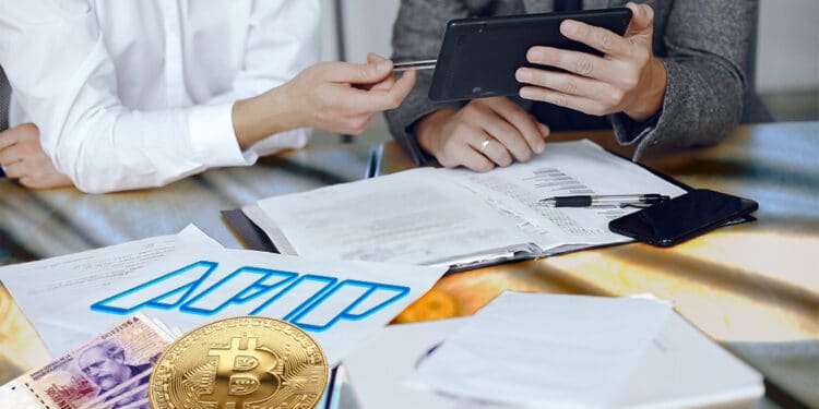 Contadores, logo del AFIP, pesos argentinos y bitcoin.