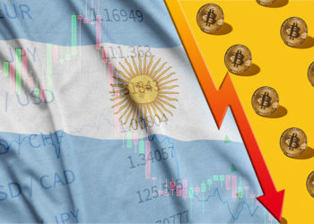 Bandera de Argentina, bitcoins y gráfico bursátil en picada.