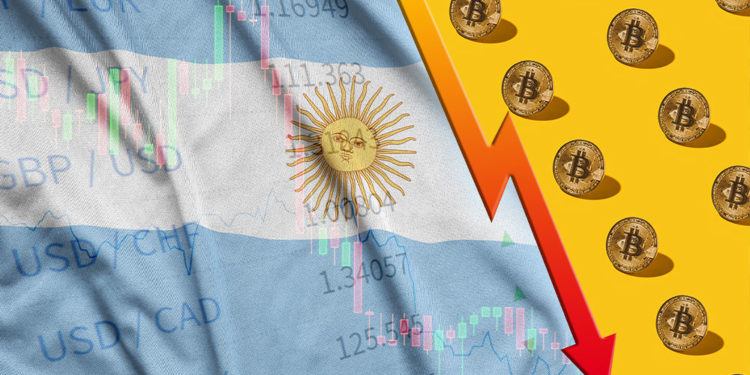 Bandera de Argentina, bitcoins y gráfico bursátil en picada.