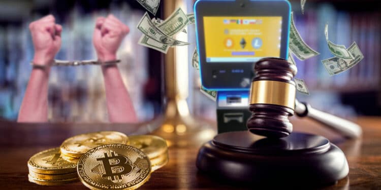 Mesa de juez con bitcoins, ATM Bitcoin y manos presas.