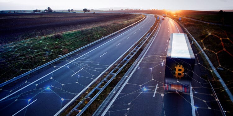 Autopista libre con bitcoin y redes tecnológicas.
