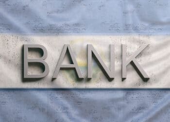 Letreto de BANK y bandera de El Salvador.