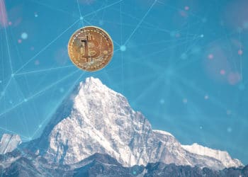 Bitcoin en la cima de una montaña nevada con retículas en el cielo azul.