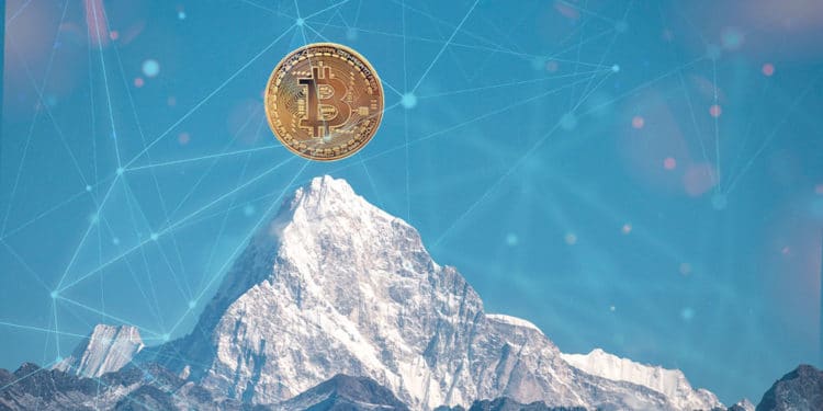 Bitcoin en la cima de una montaña nevada con retículas en el cielo azul.