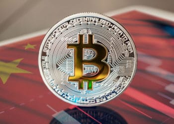 Bitcoin con bandera de china y gráfico.